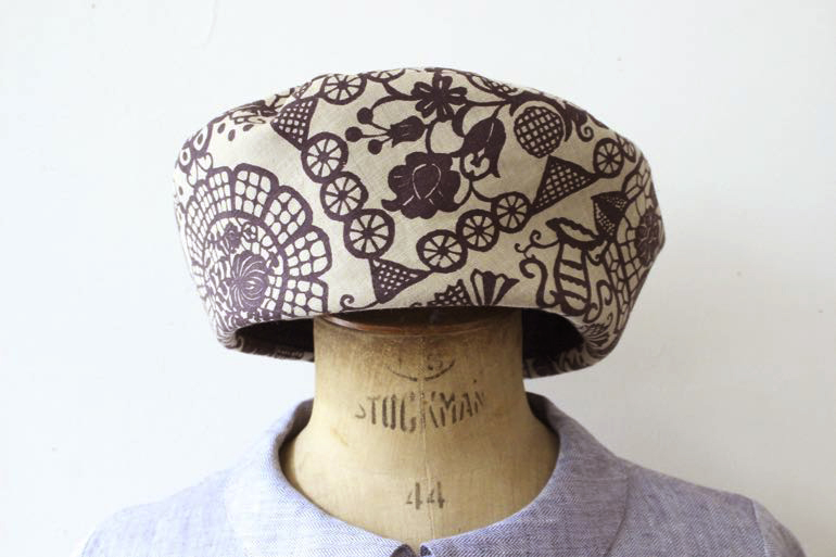 LINNETリネンプリント ルーマニアのテーブル　ナツメグ